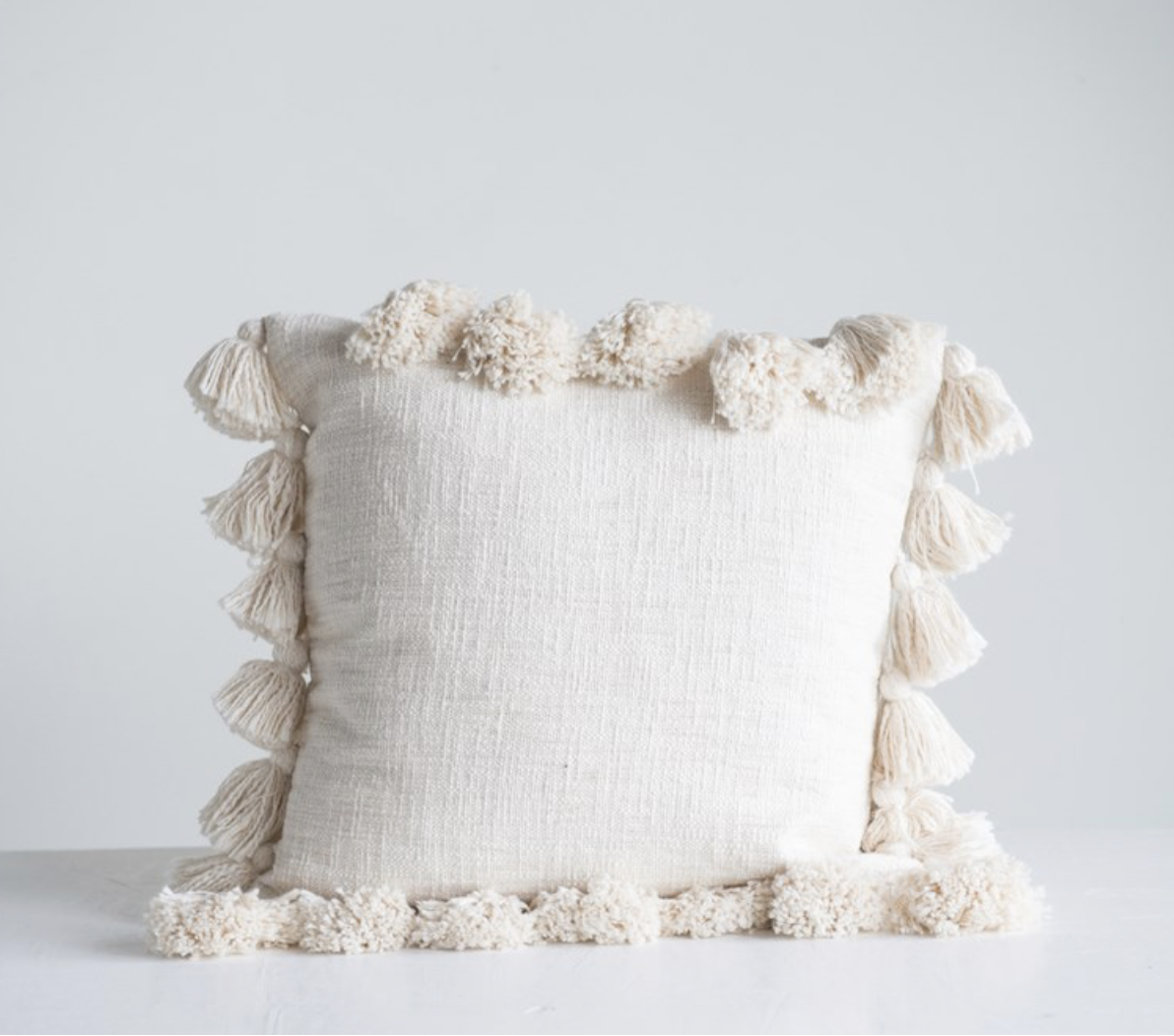manualidad para decorar tu casa cojin con borlas. Con pompones
