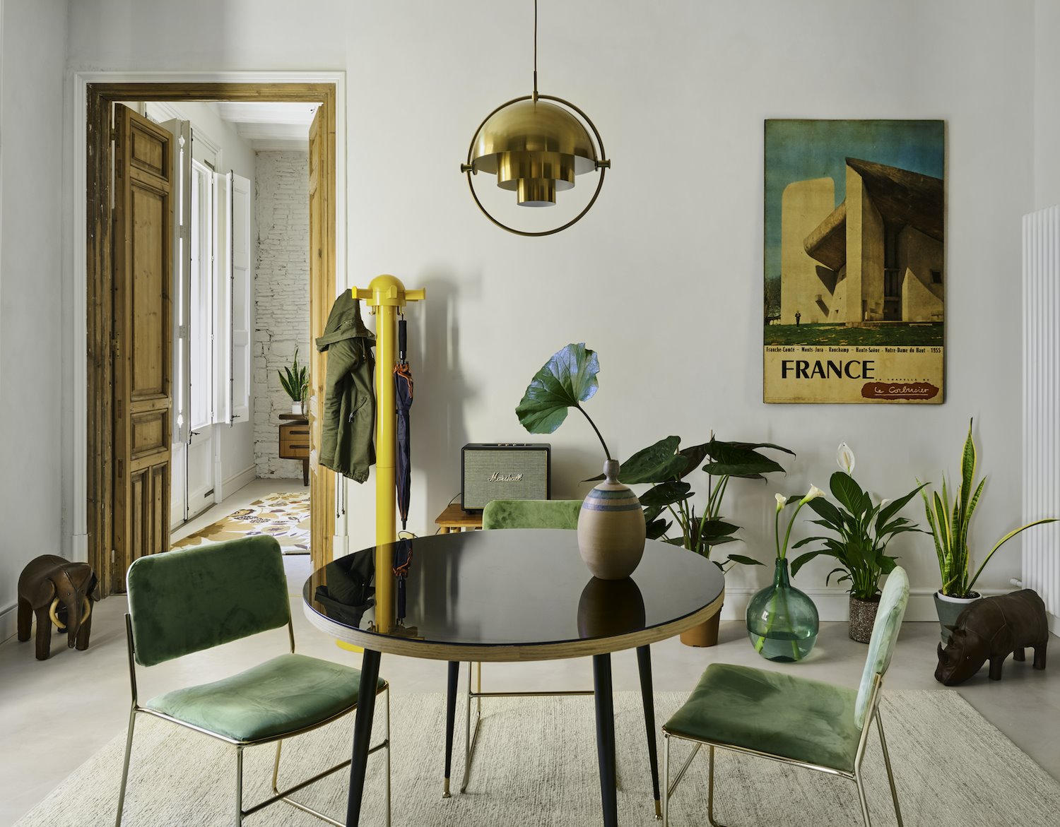 salon con plantas y mesa redonda. Todo al verde