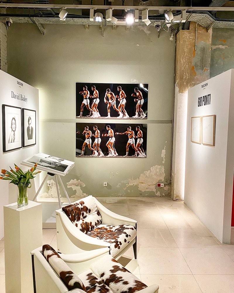 Además de libros, el espacio muestra fotografías de Neil Leifer a Mohamed Ali, piezas de Ai WeiWei y de Annie Leibovitz. 