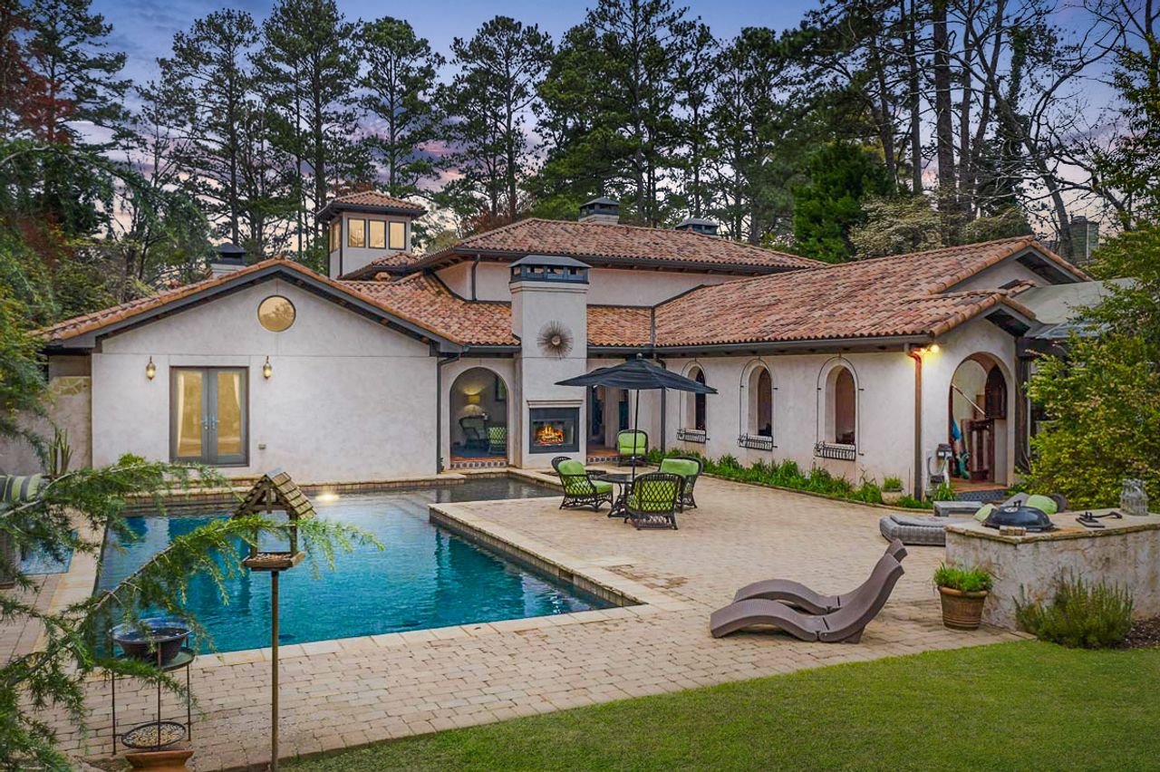 Casa de la serie de Netflix Cobra Kai basada en Karate Kid fachada con piscina