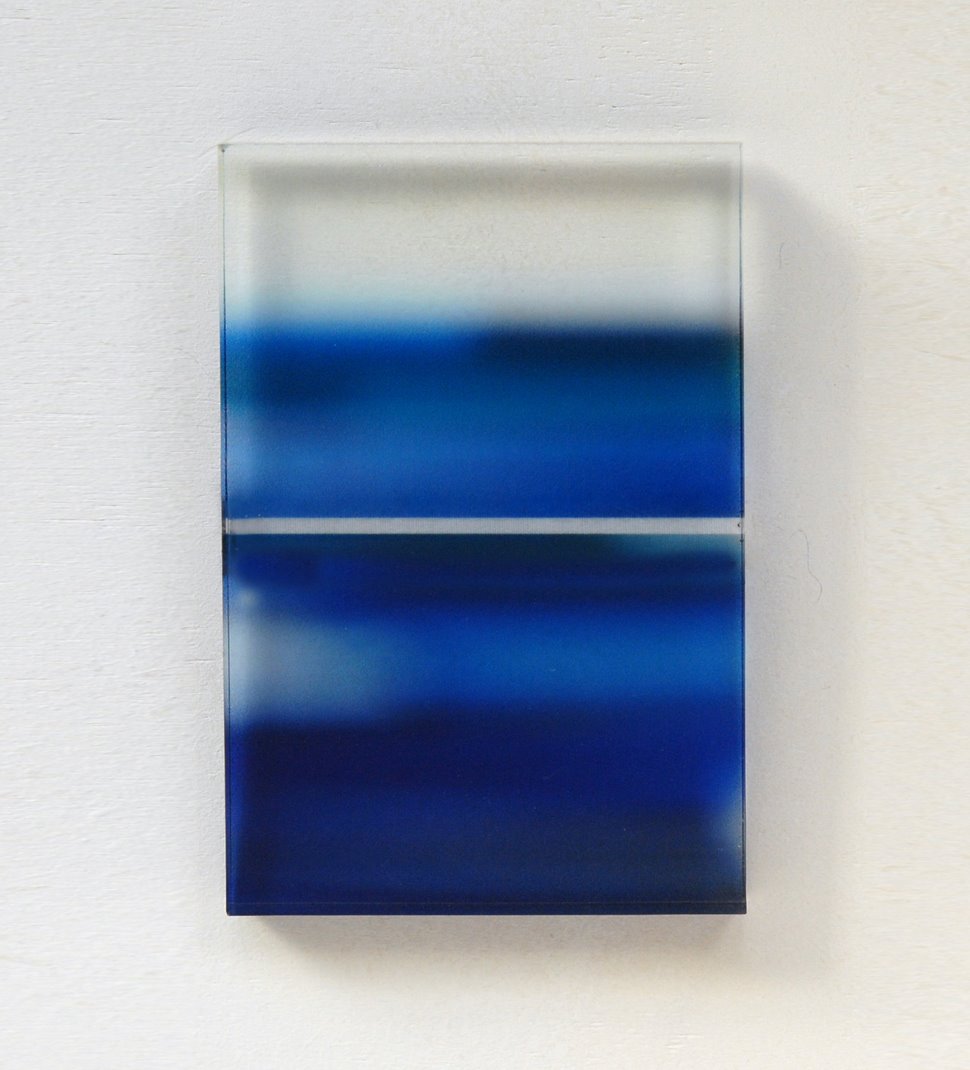Obra de Itziar Guzman titulo Todo era azul impresión directa sobre metacrilato adhesivado a dibond 