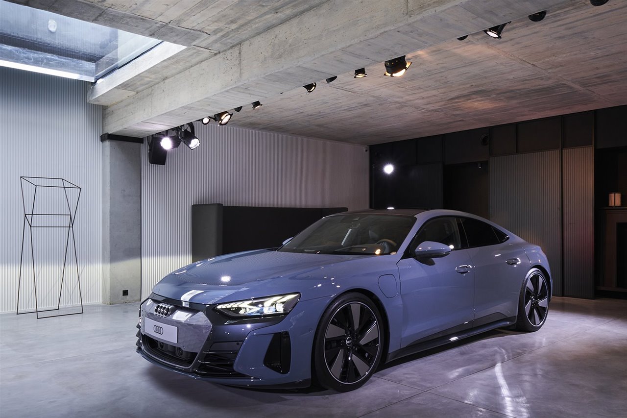 Uno de los dos modelos presentados, el nuevo Audi e-tron GT quattro llega equipado con un motor eléctrico de 350 kW (476 C).