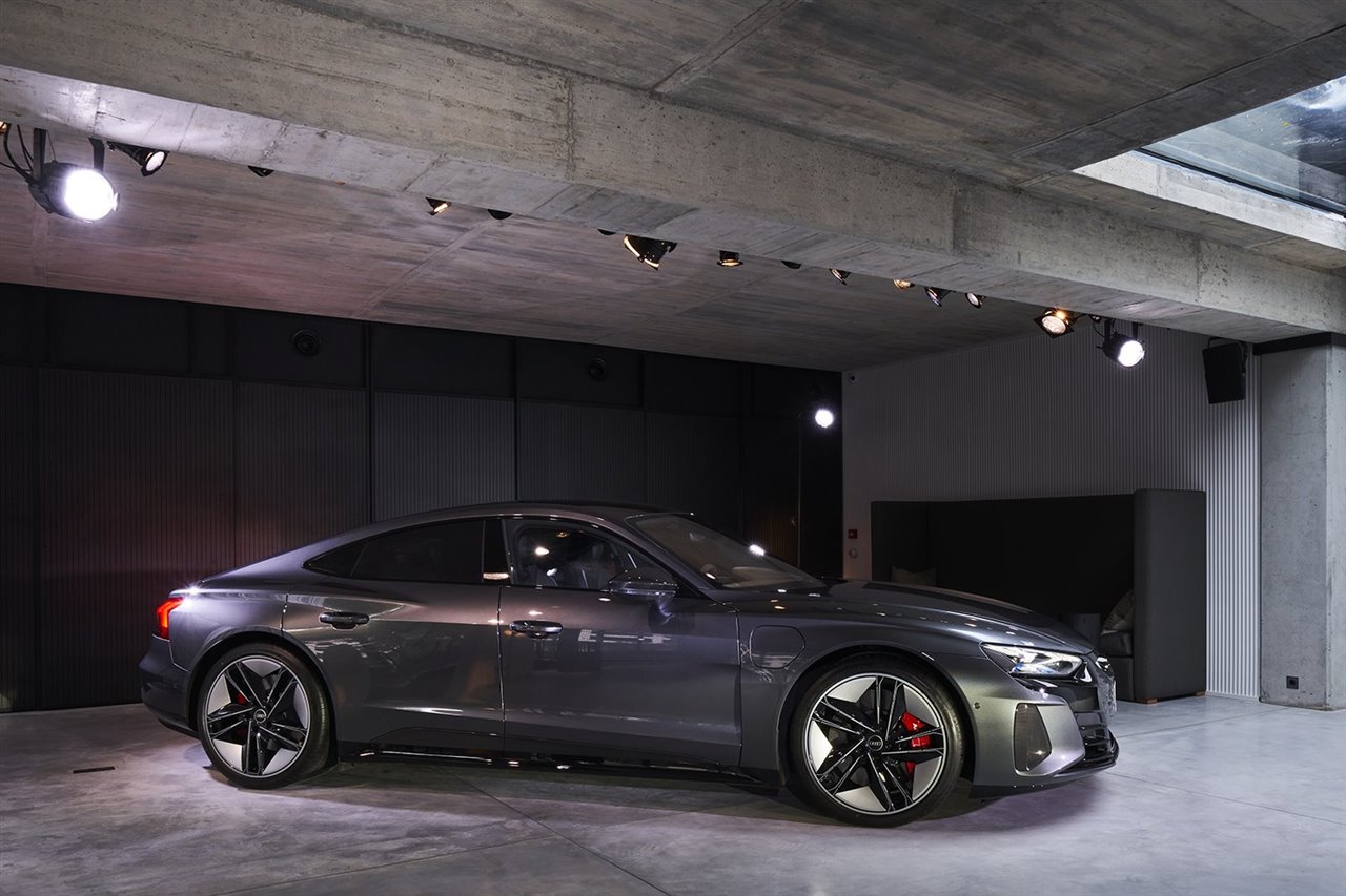 En su versión más deportiva, el nuevo Audi RS e-tron GT se presenta con un motor eléctrico de 440 kW (598 CV), en un perfecto equilibrio entre dinamismo y confort.