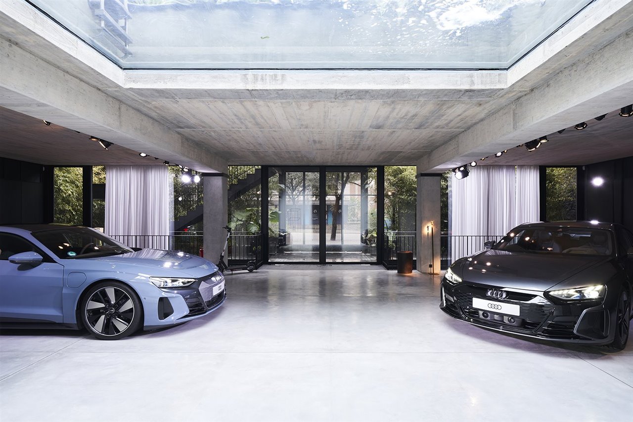 Los nuevos Audi e-tron GT, presentados bajo el espectacular techo transparente que acoge la piscina exterior de Villa Mayfair.