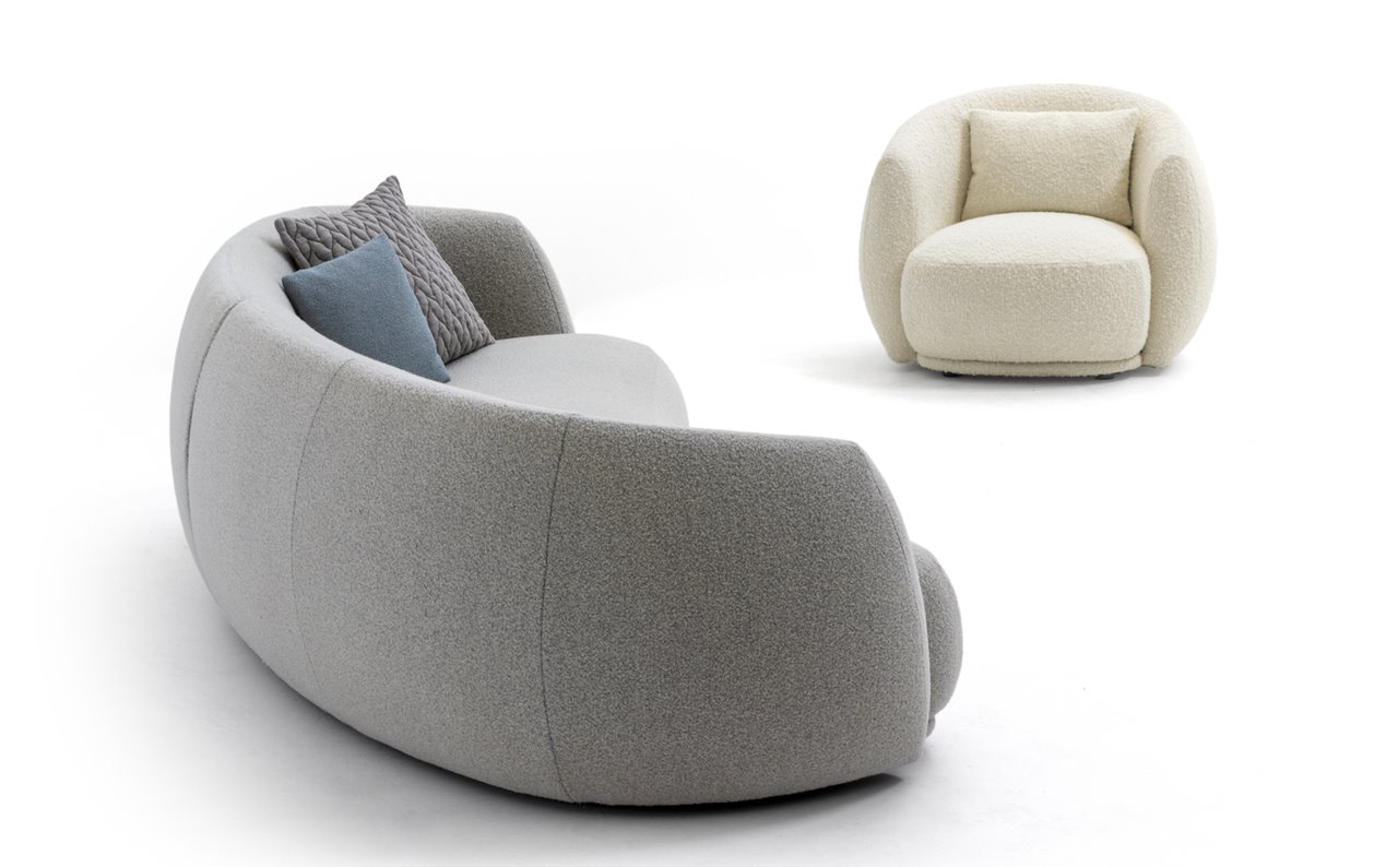 Con sus formas suaves, el sofá y la butaca Pacific de Moroso crean una atmósfera muy acogedora. 