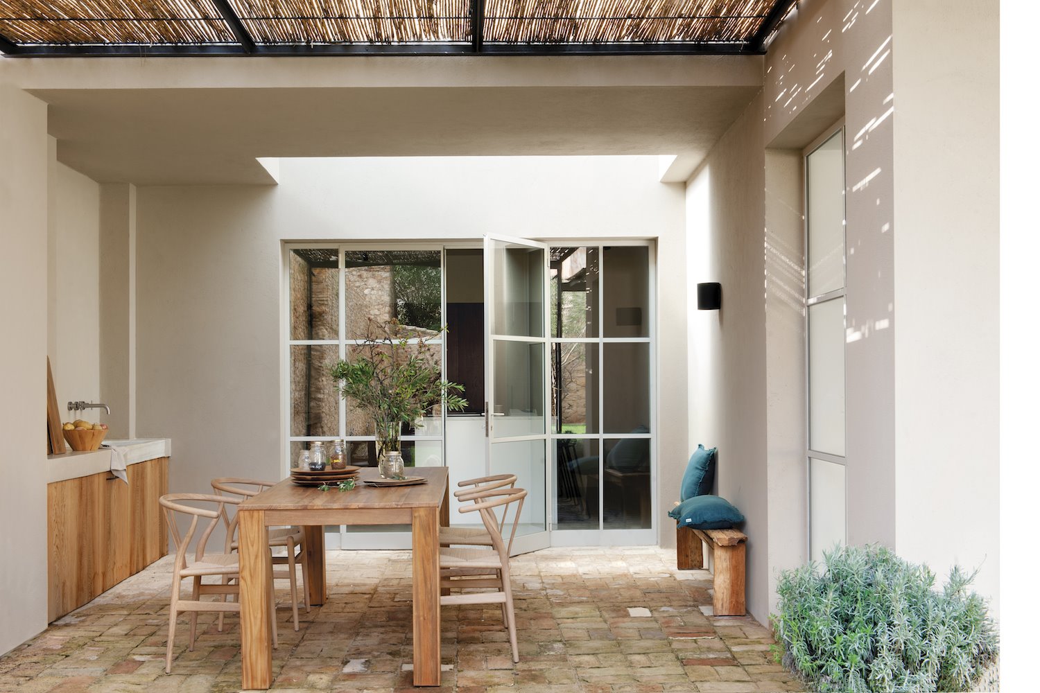 Patio interior con zona porchada