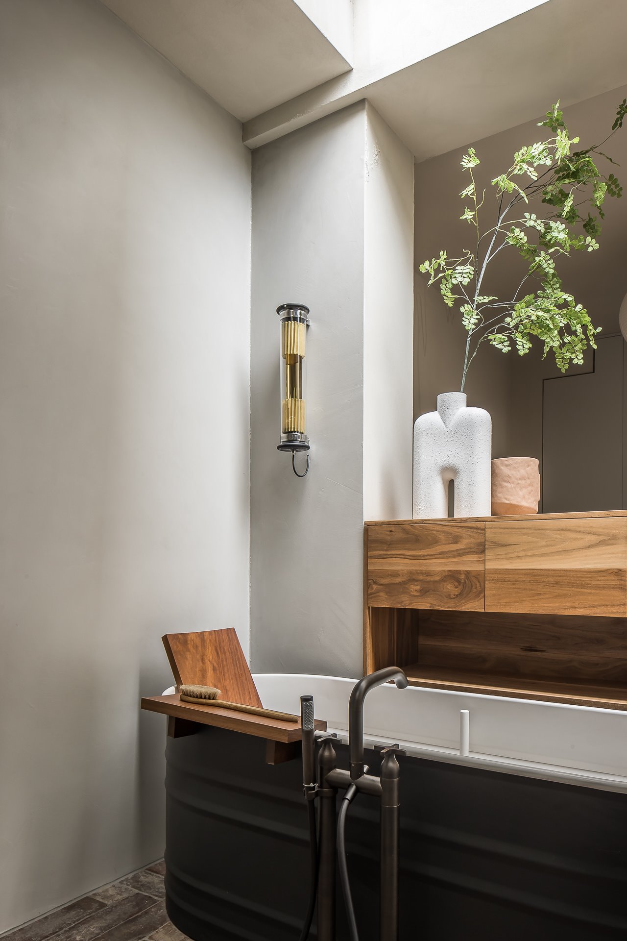 Antiguo garage reformado en un piso moderno en Amsterdam baño con bañera