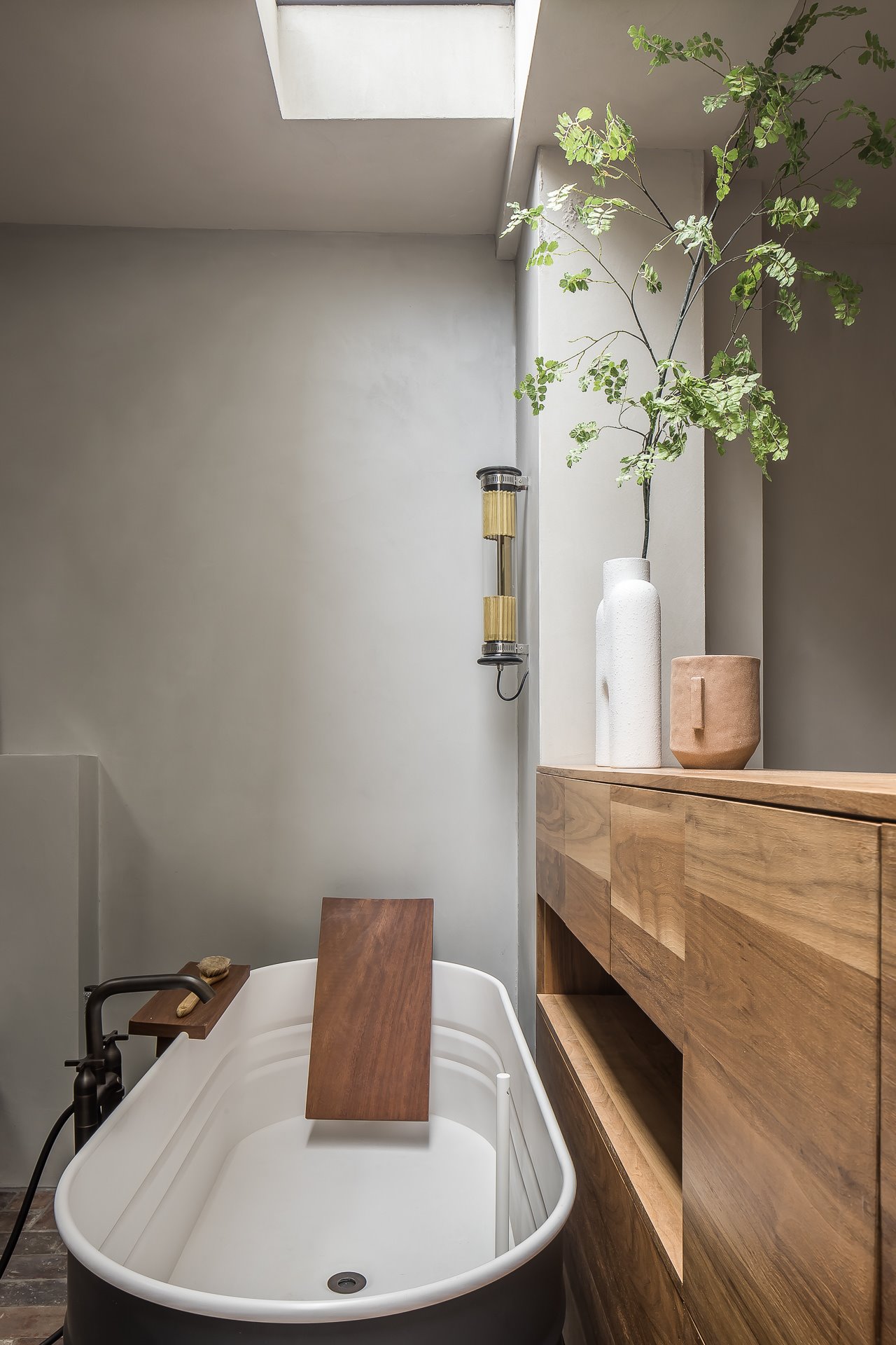 Antiguo garage reformado en un piso moderno en Amsterdam baño