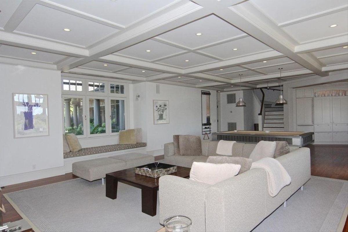 Casa de Barak y Michelle Obama en Martas Vineyard salon con sofas blancos