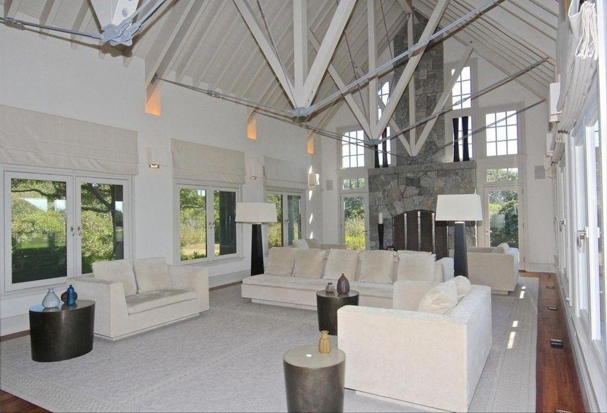 Casa de Barak y Michelle Obama en Martas Vineyard salon con vigas de madera