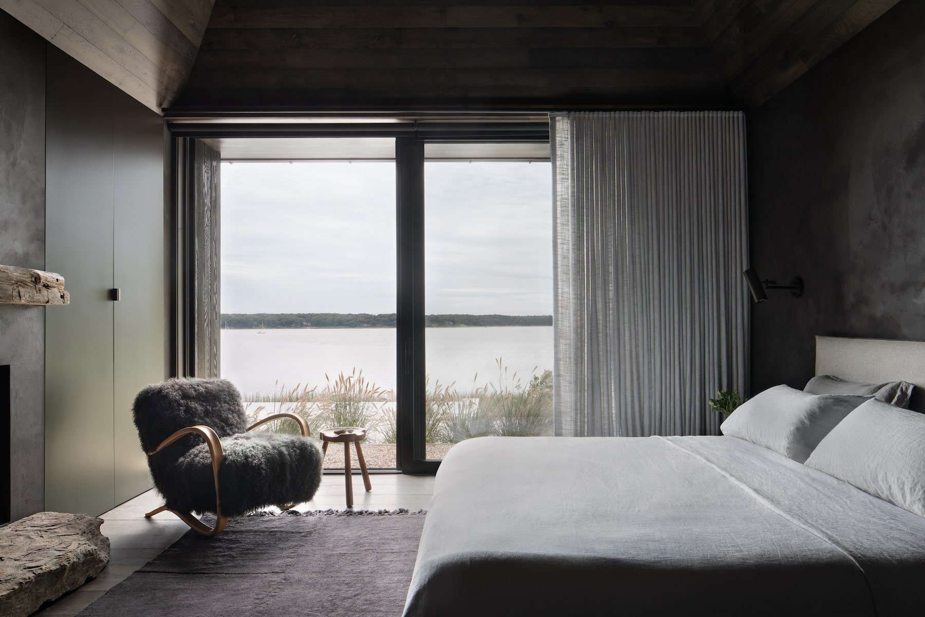 Casa en los Hamptons con fachada de madera en mitad del bosque dormitorio