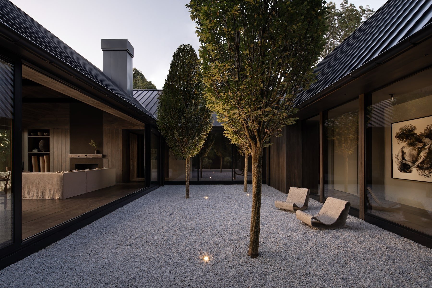 Casa en los Hamptons con fachada de madera en mitad del bosque patio interior