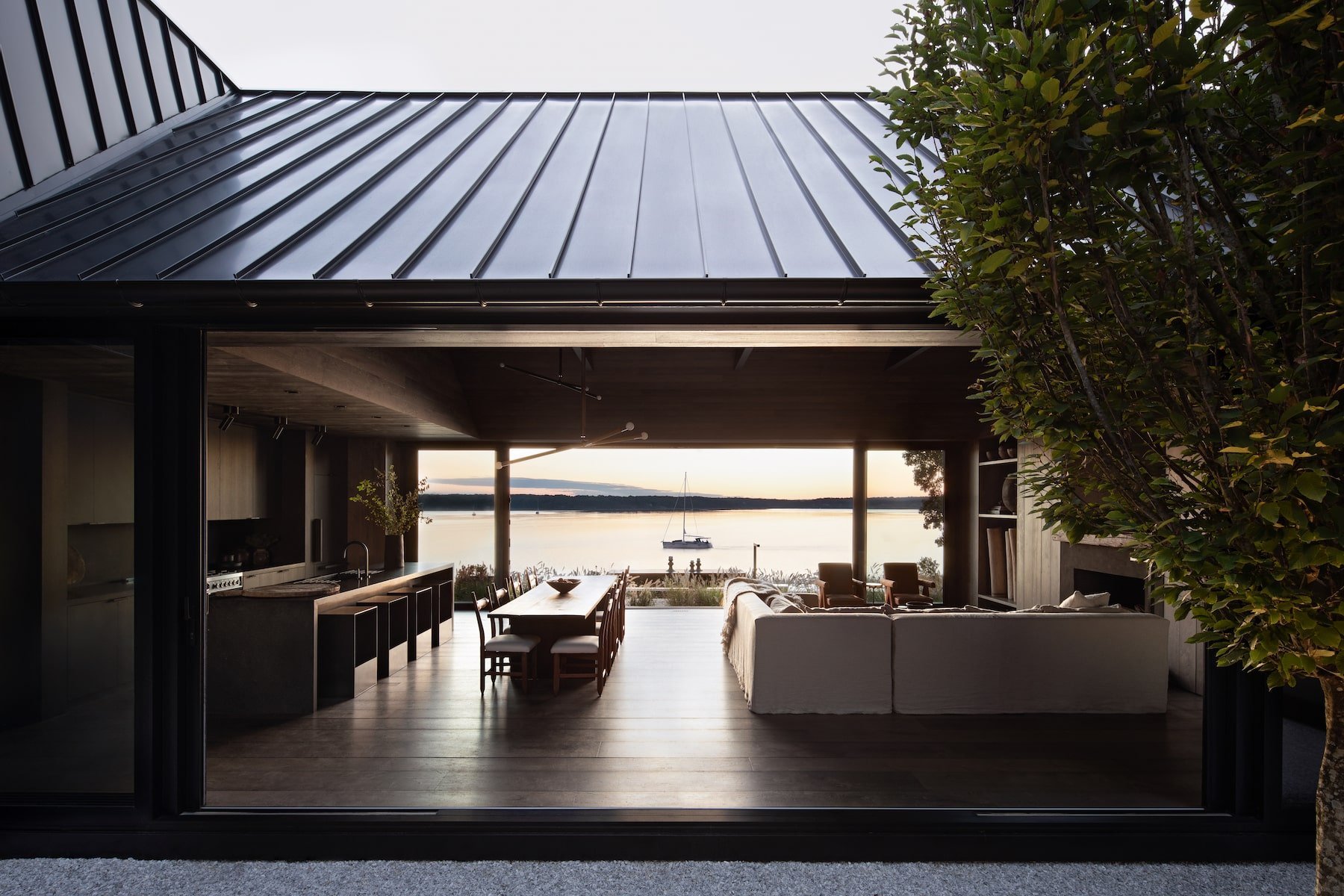 Casa en los Hamptons con fachada de madera en mitad del bosque salon abierto