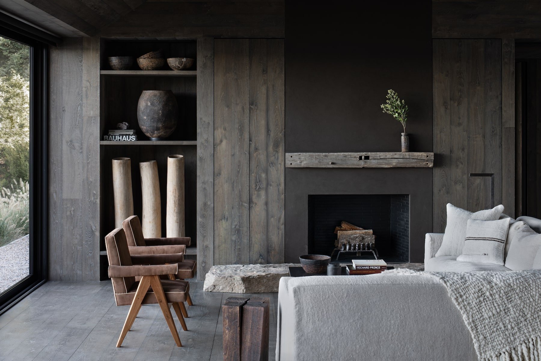 Casa en los Hamptons con fachada de madera en mitad del bosque salon