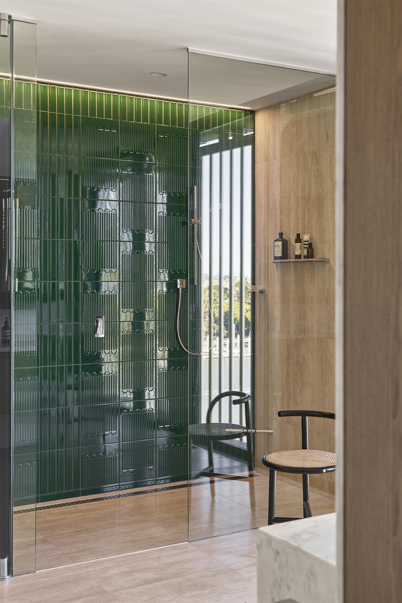 Piso moderno con interiores de madera en Brisbane Australia baño