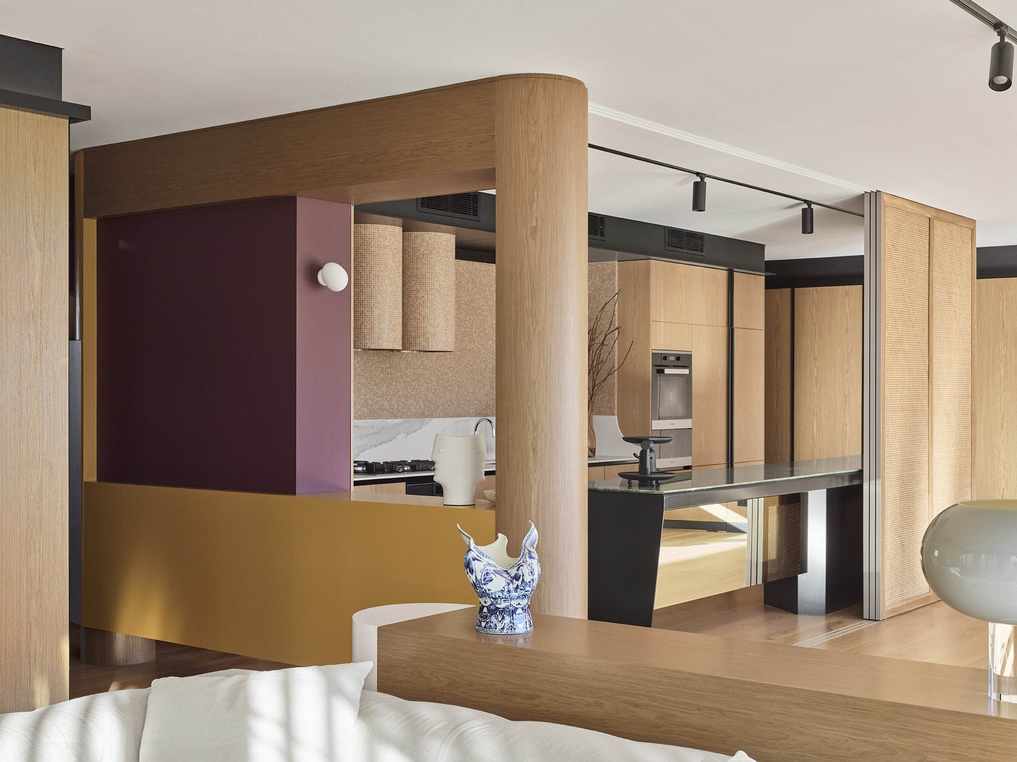 Piso moderno con interiores de madera en Brisbane Australia cocina con puertas correderas