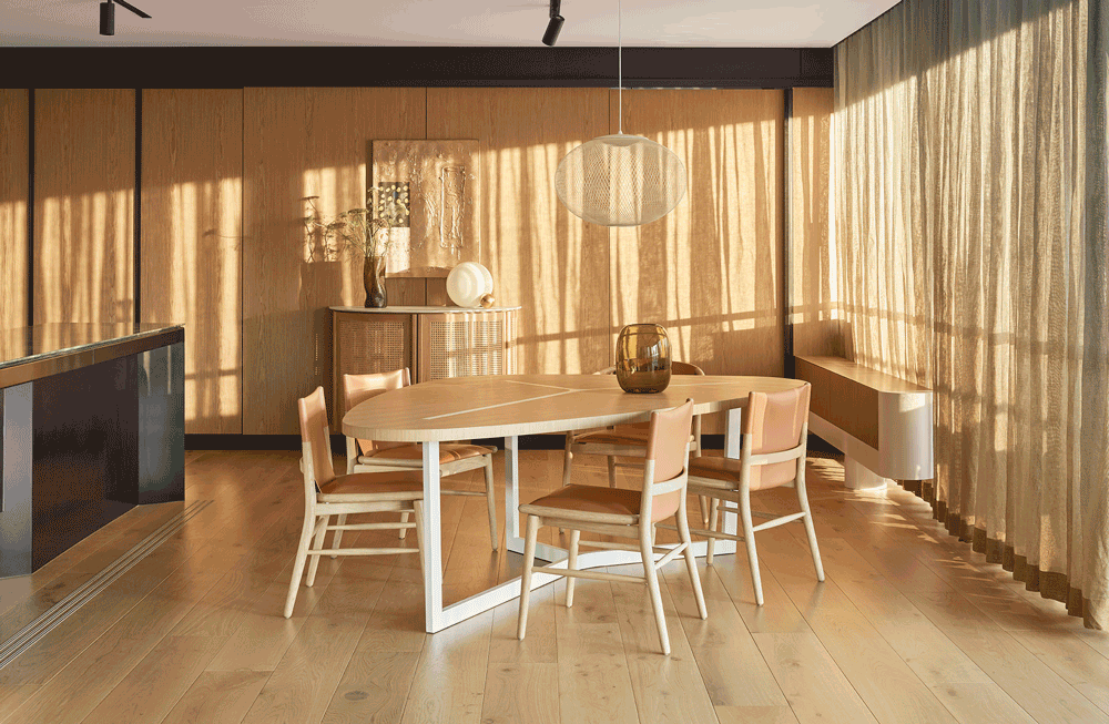 Piso moderno con interiores de madera en Brisbane Australia comedor