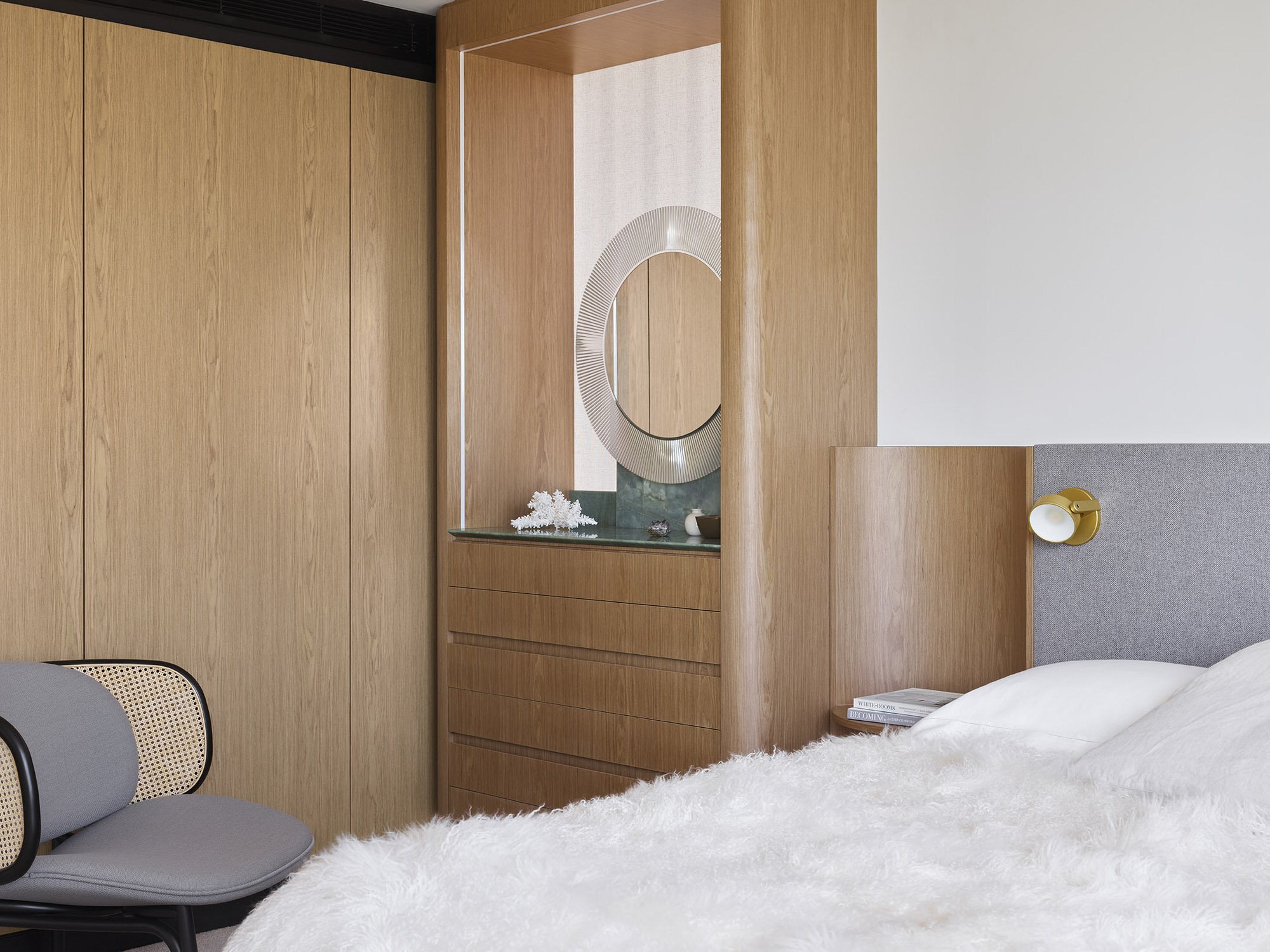 Piso moderno con interiores de madera en Brisbane Australia dormitorio con tocador oculto