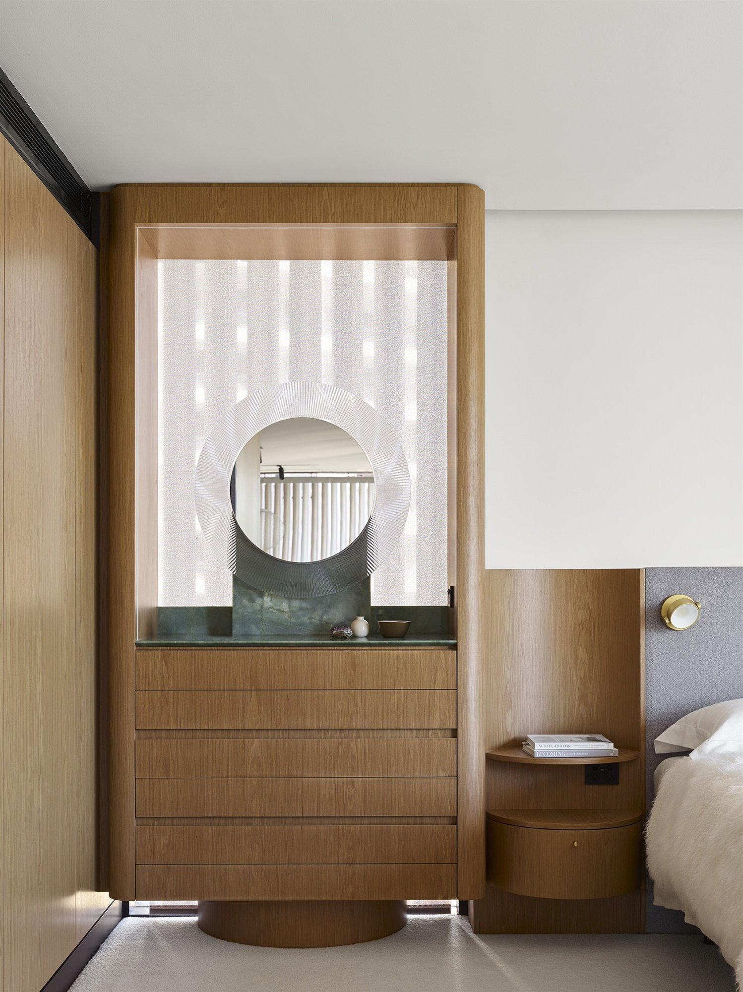 Piso moderno con interiores de madera en Brisbane Australia dormitorio