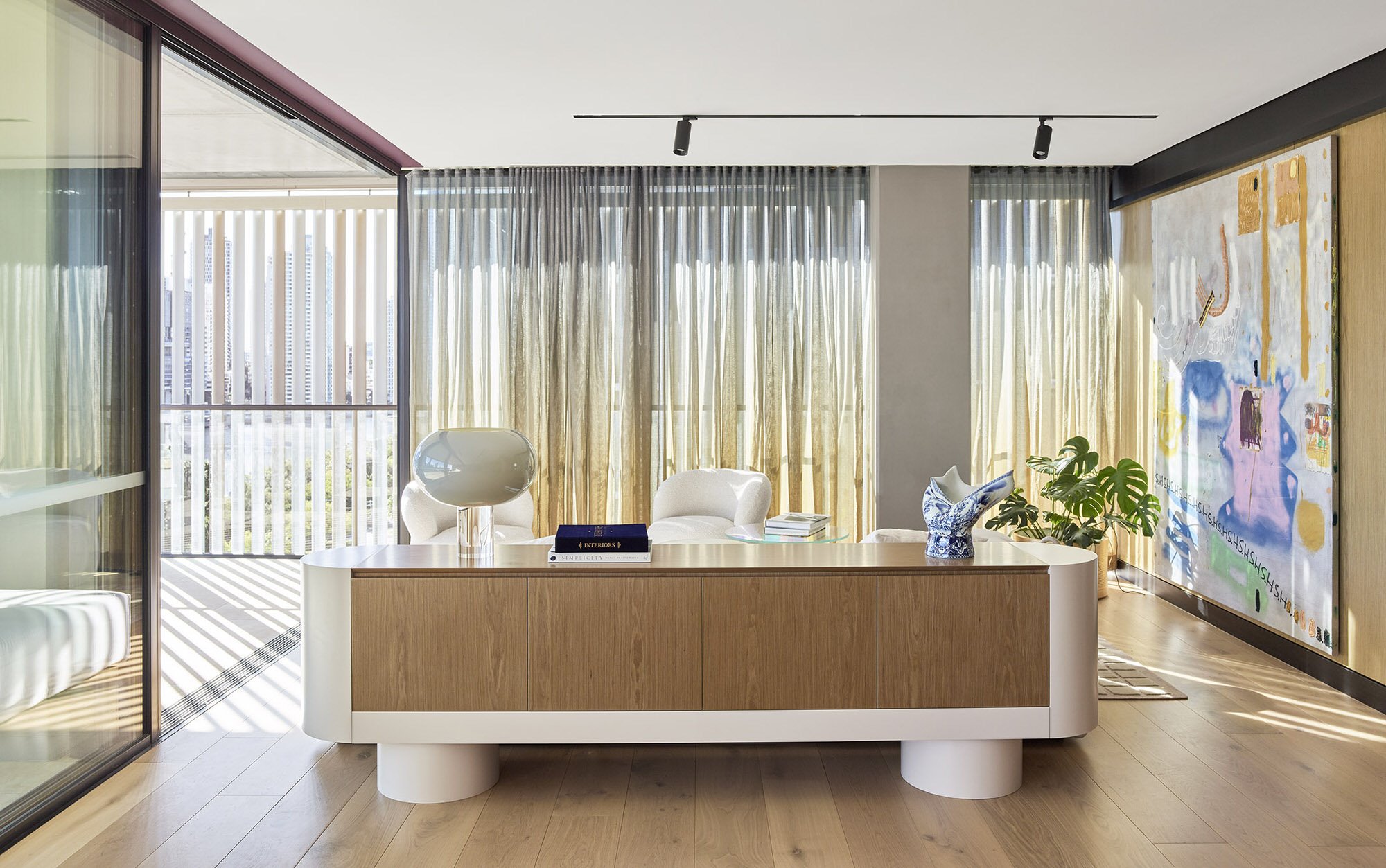 Piso moderno con interiores de madera en Brisbane Australia estar