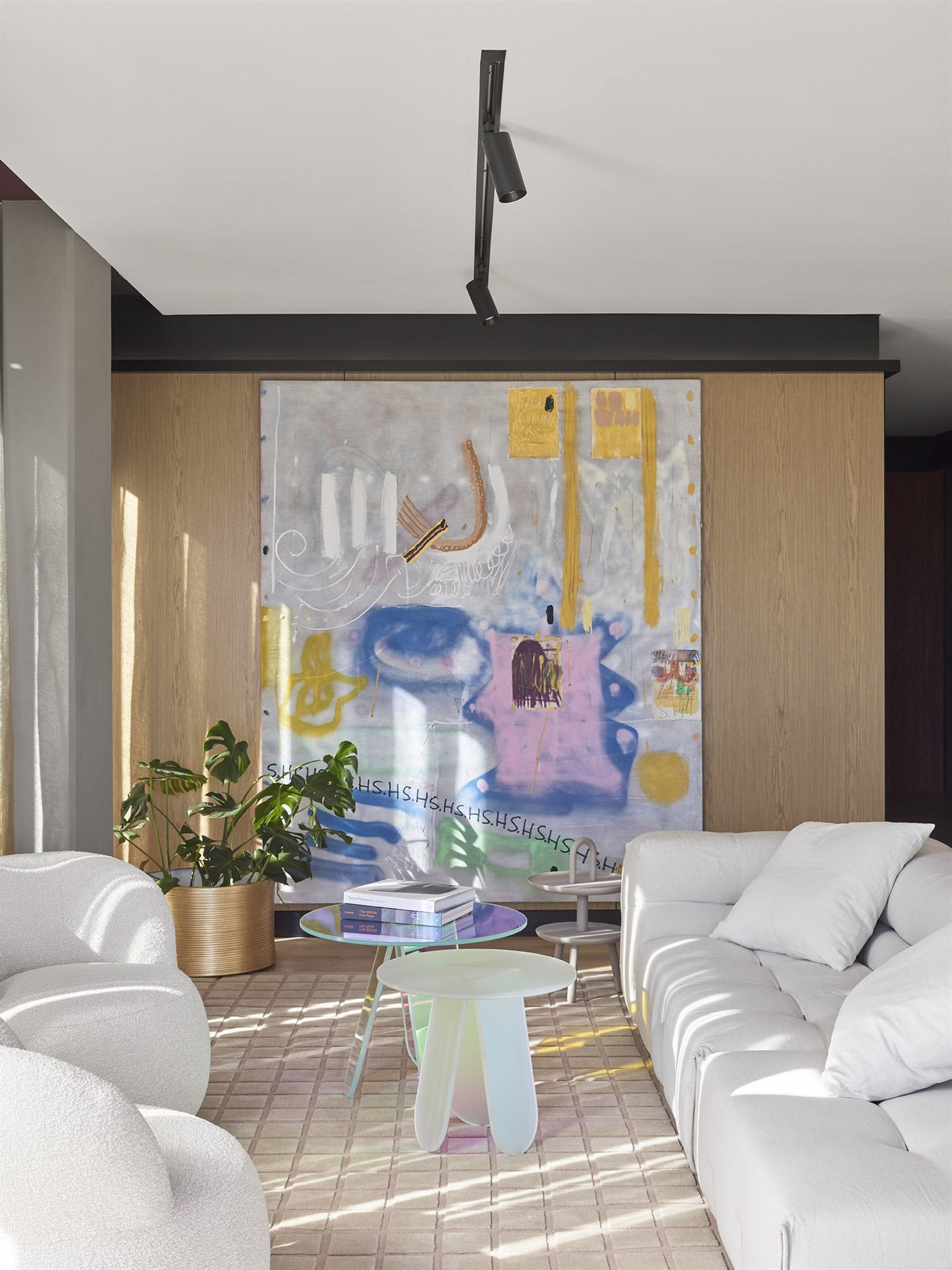 Piso moderno con interiores de madera en Brisbane Australia salon con sofa blanco