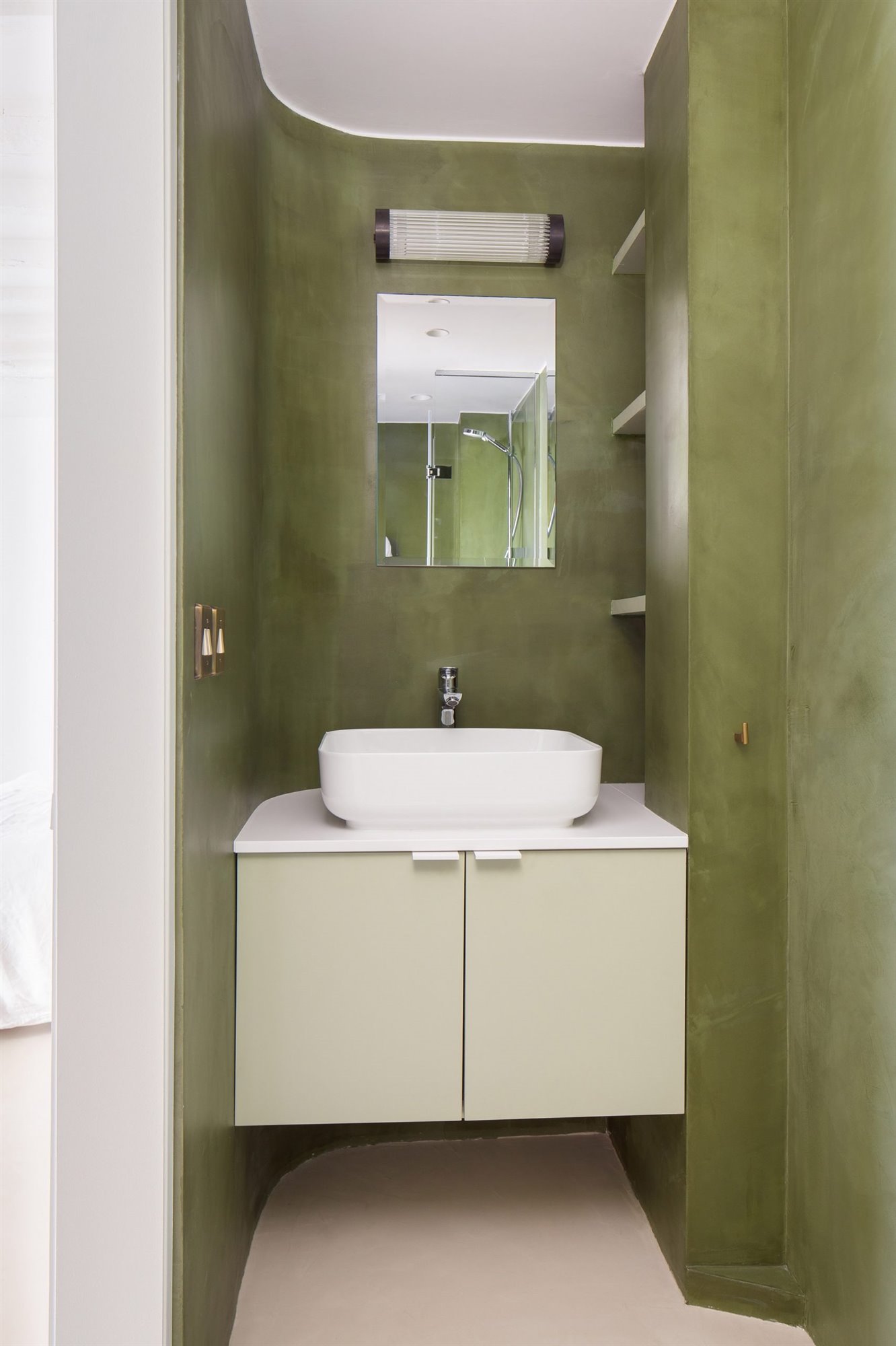 Piso reformado en Paris con techos con vigas baño