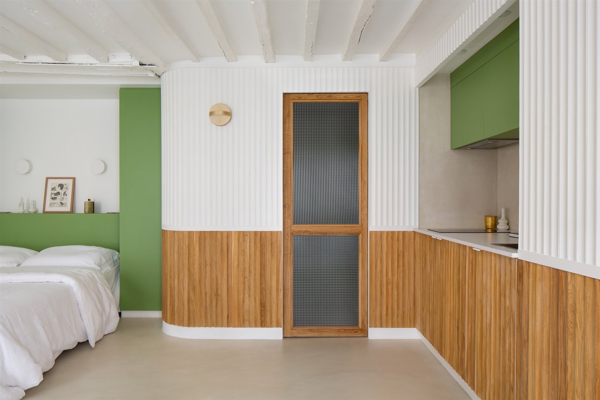 Piso reformado en Paris con techos con vigas cocina con pared verde