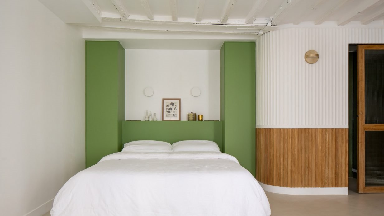 Piso reformado en Paris con techos con vigas dormitorio con cabecero en color verde
