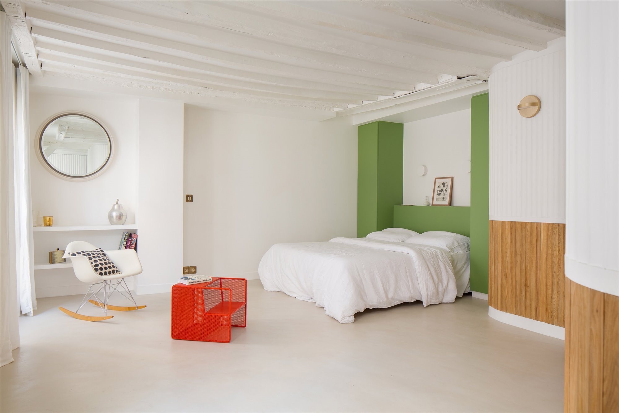 Piso reformado en Paris con techos con vigas dormitorio con espejo redondo y pared verde