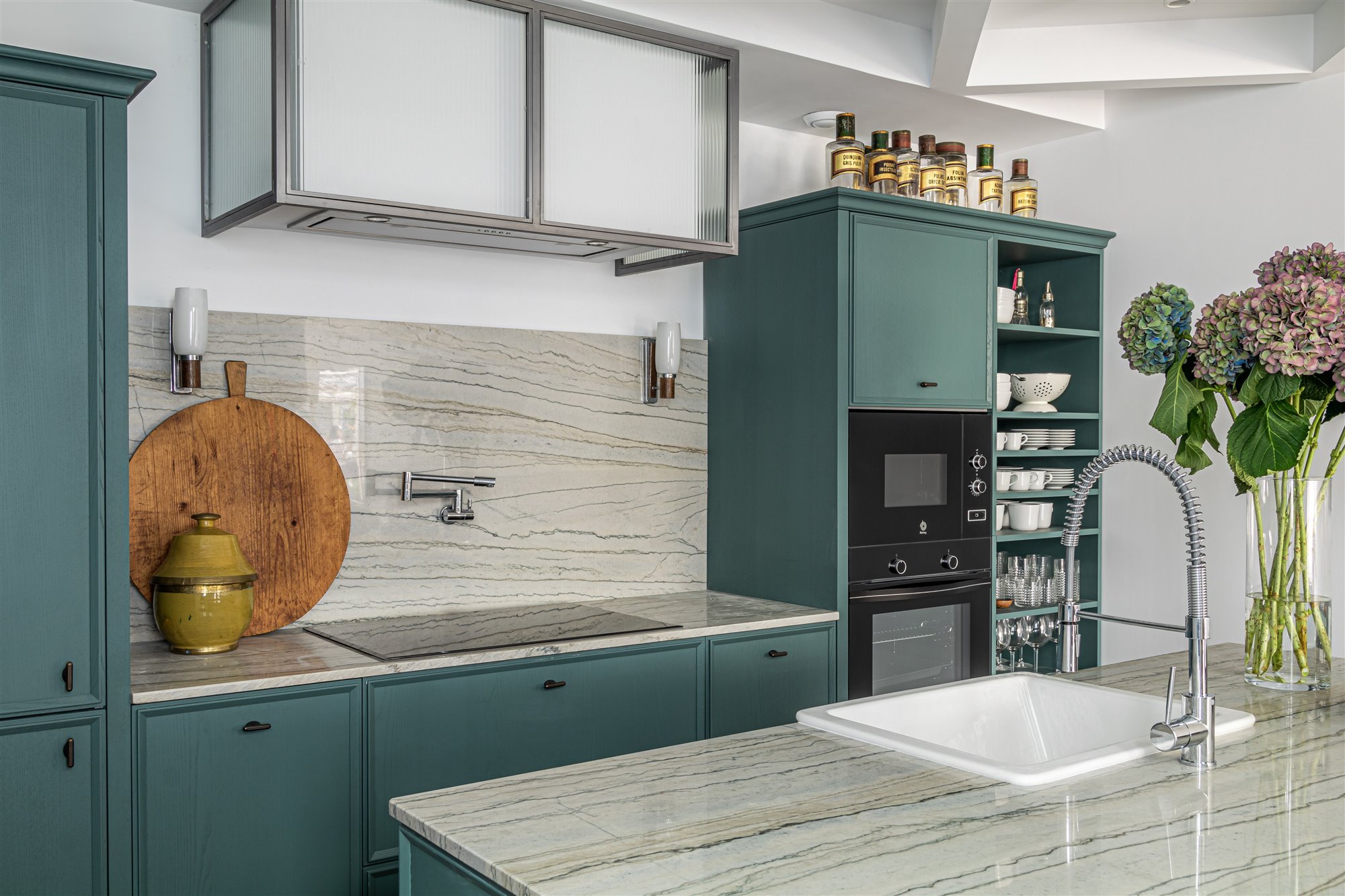 Atico en Madrid totalmente reformado con decoracion moderna cocina con muebles de color verde