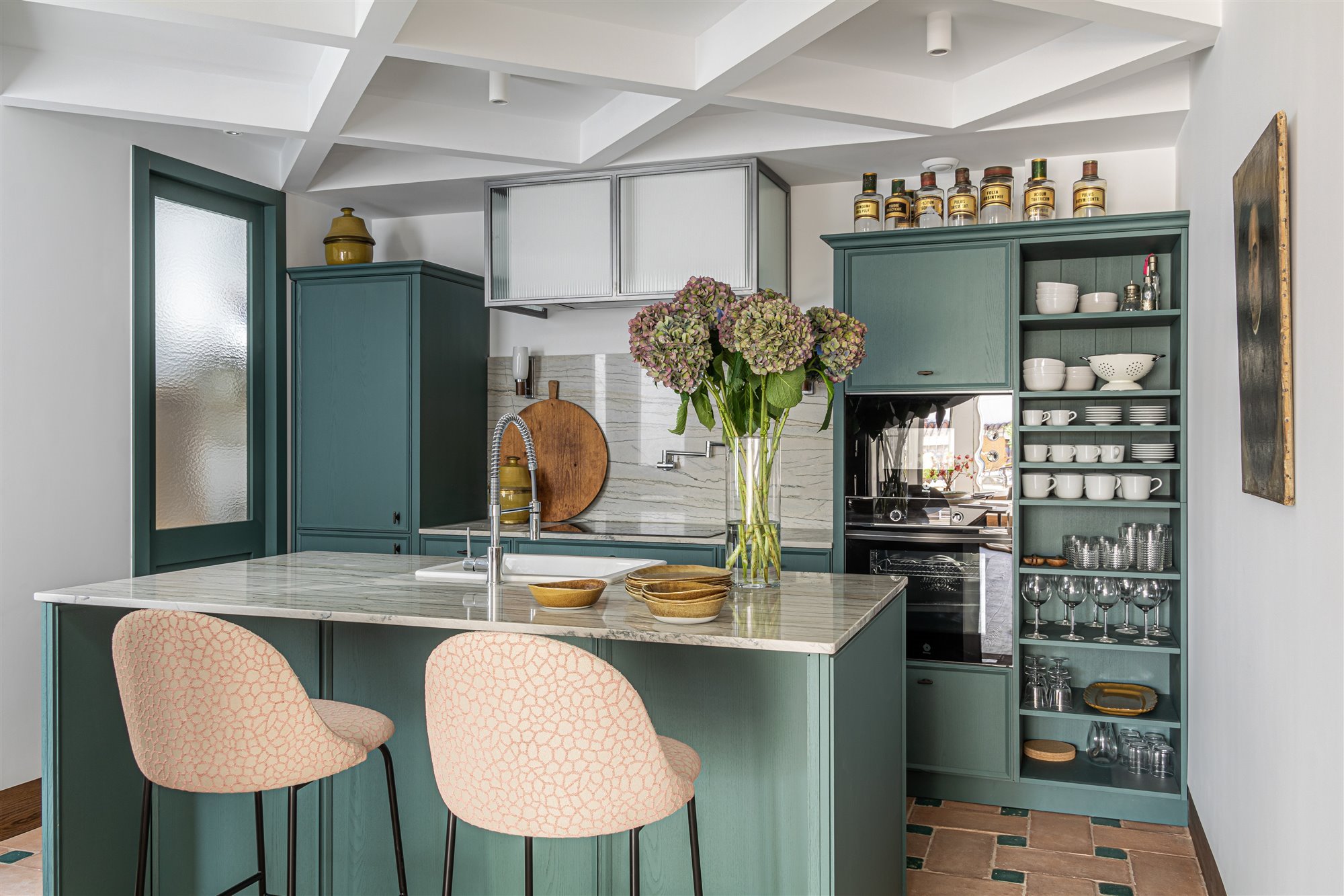 Atico en Madrid totalmente reformado con decoracion moderna cocina con taburetes altos