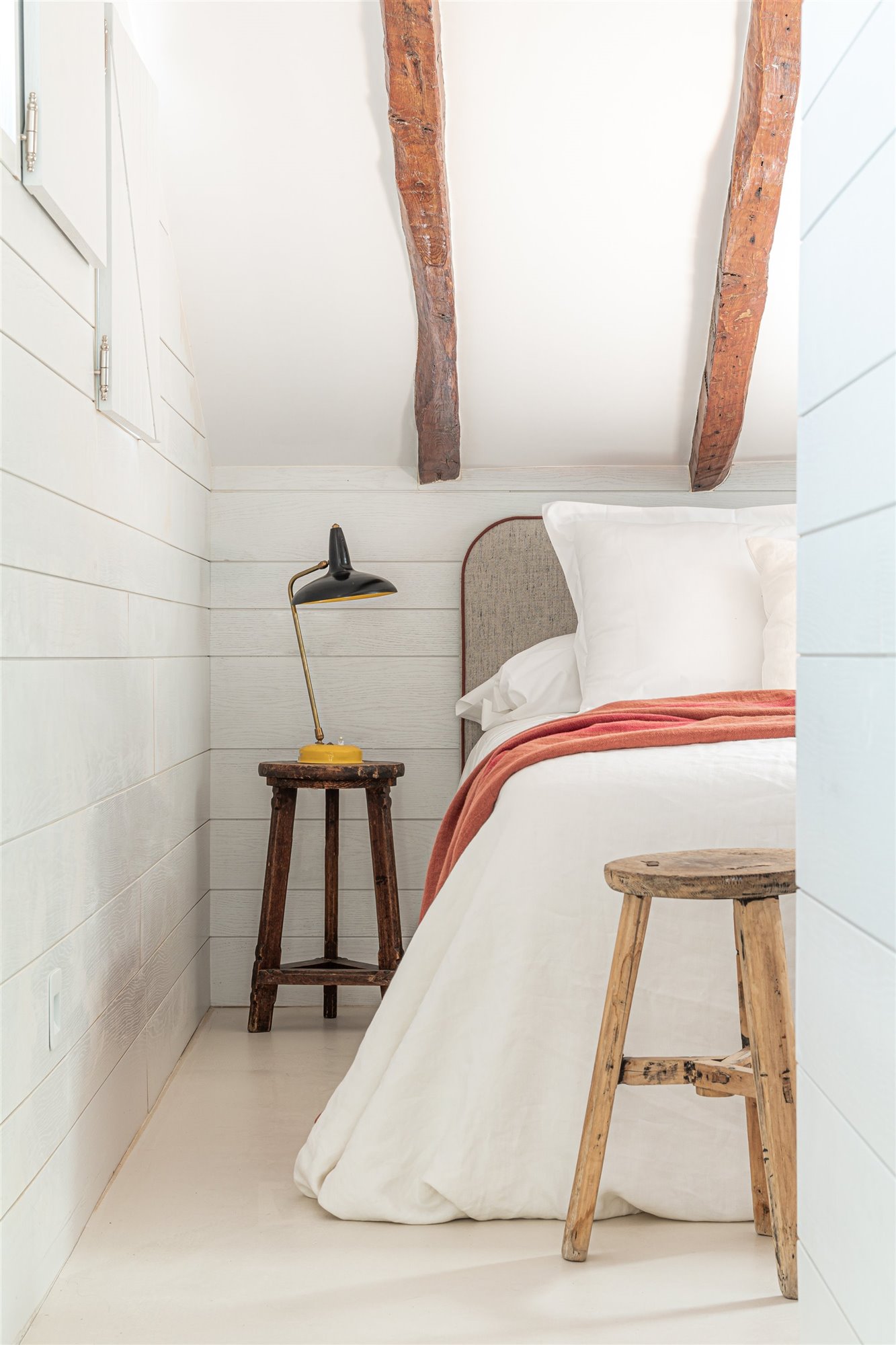 Atico en Madrid totalmente reformado con decoracion moderna dormitorio con buhardilla