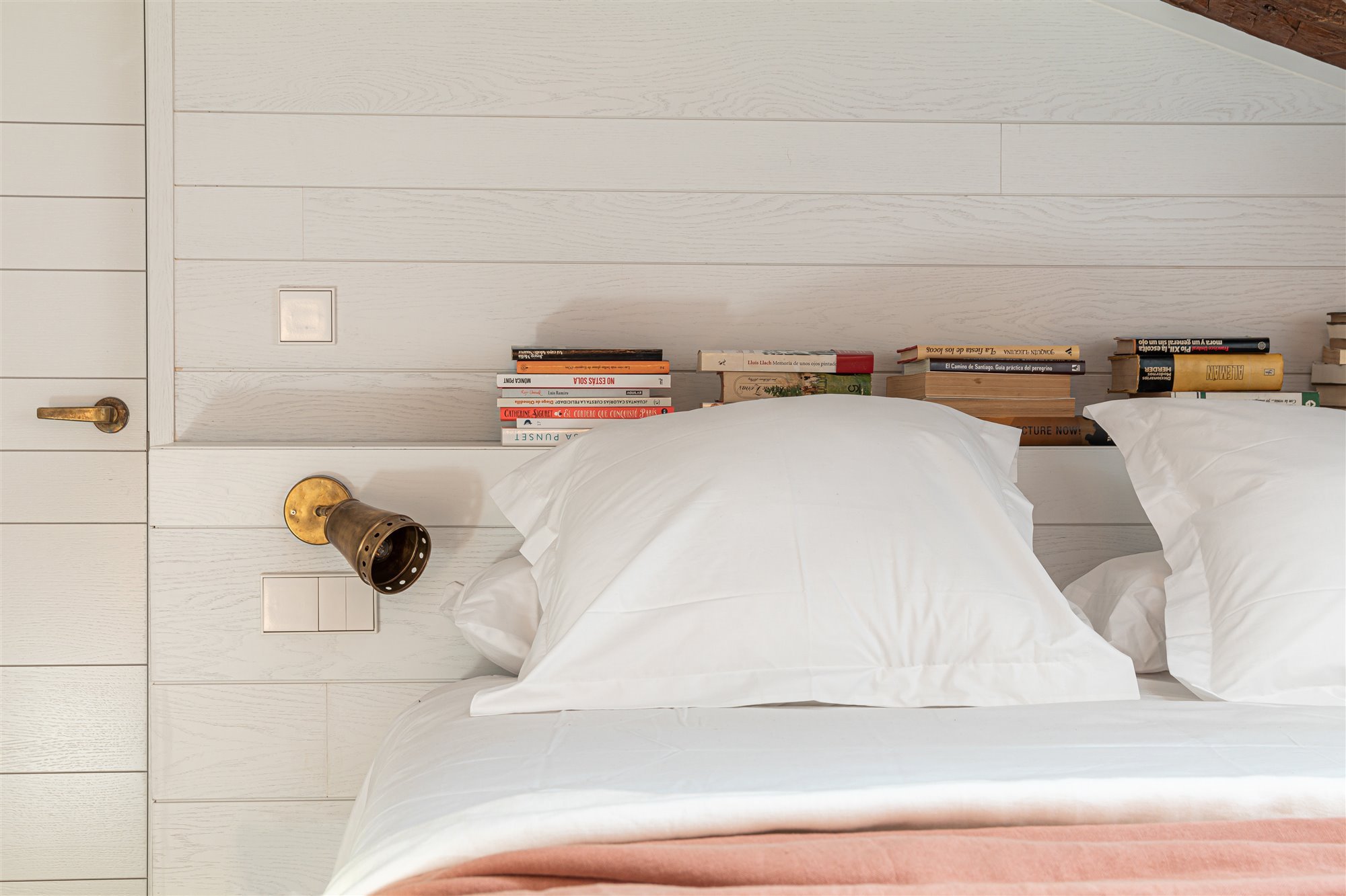 Atico en Madrid totalmente reformado con decoracion moderna dormitorio con cabecero de madra