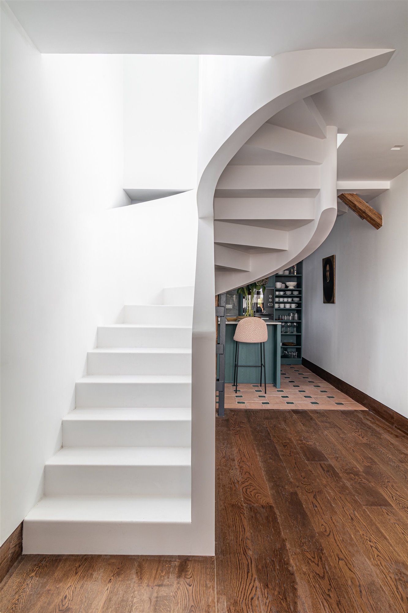Atico en Madrid totalmente reformado con decoracion moderna escalera de caracol