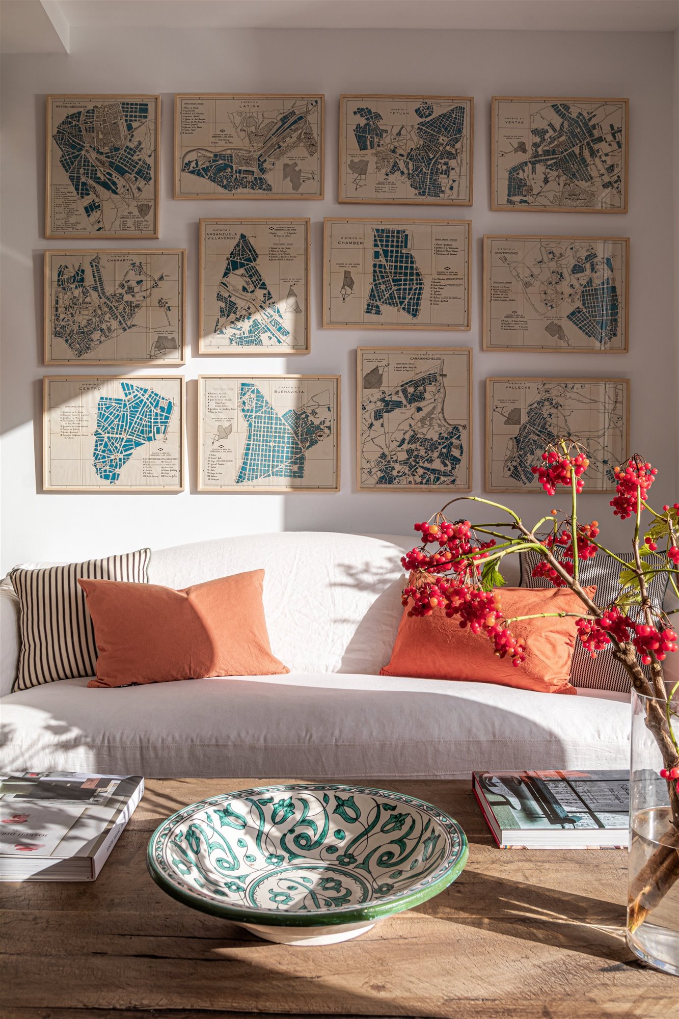 Atico en Madrid totalmente reformado con decoracion moderna sofa de lino blanco