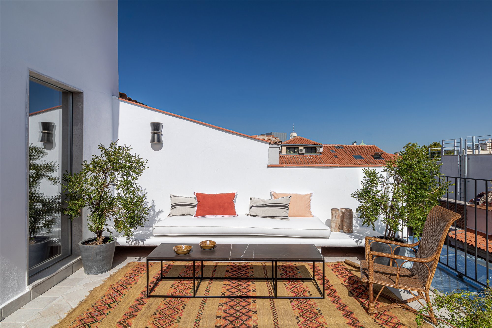 Atico en Madrid totalmente reformado con decoracion moderna terraza con salon exterior
