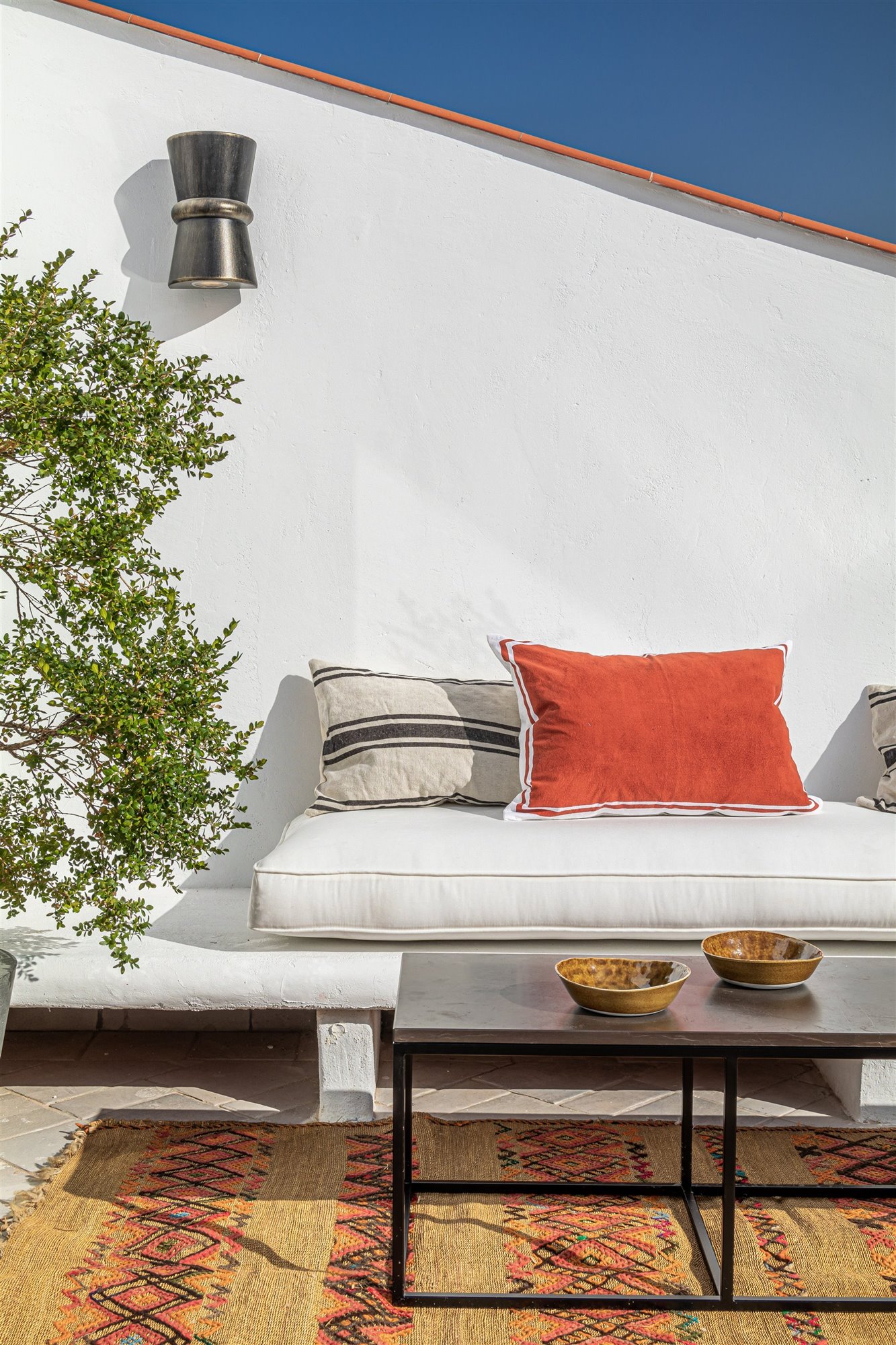 Atico en Madrid totalmente reformado con decoracion moderna terraza con sofa de obra