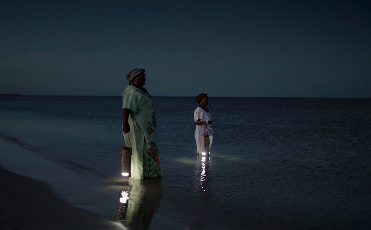 una portátil que ilumina con agua mar
