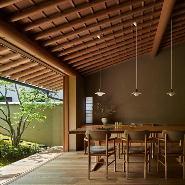 Una moderna casa con interiores de madera y un jardín zen