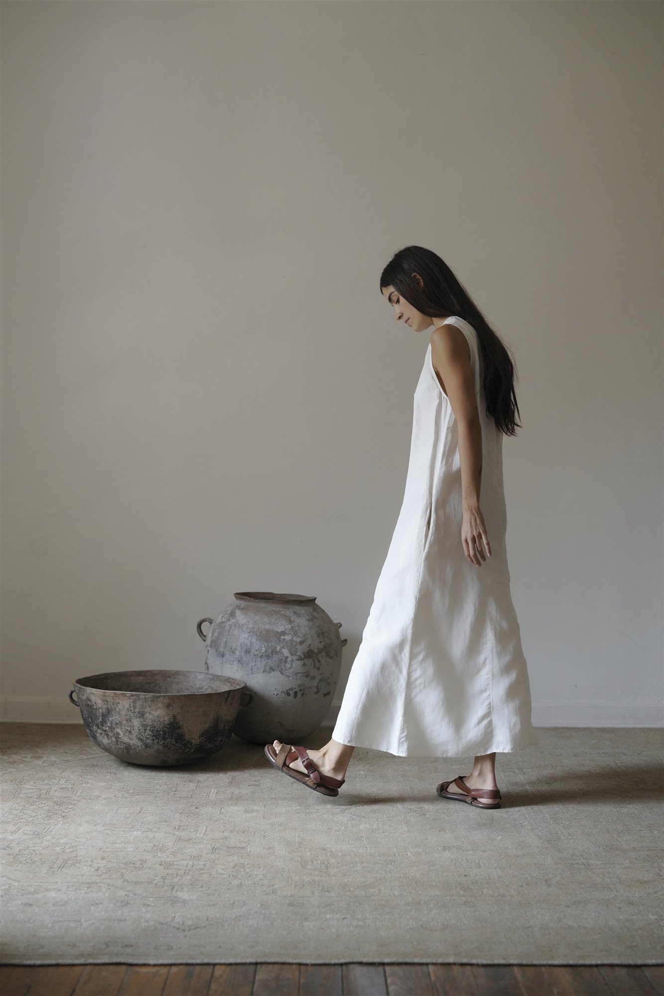 Chica con pelo largo y vestido de color blanco