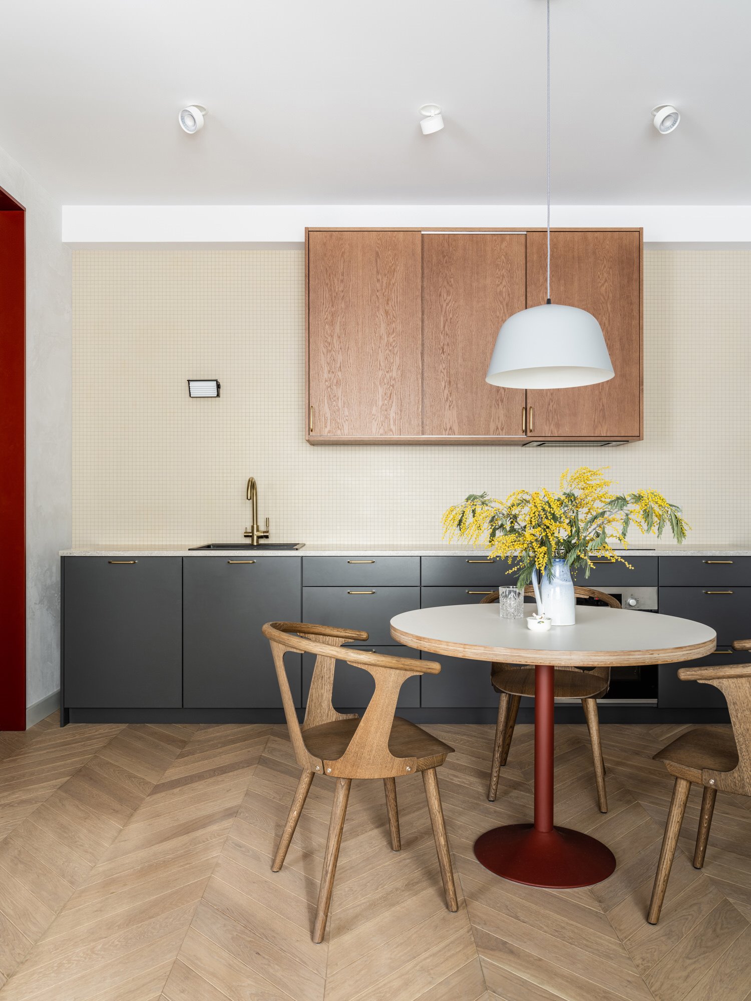 Piso moderno totalmente reformado en Moscu comedor con planta de mimosa