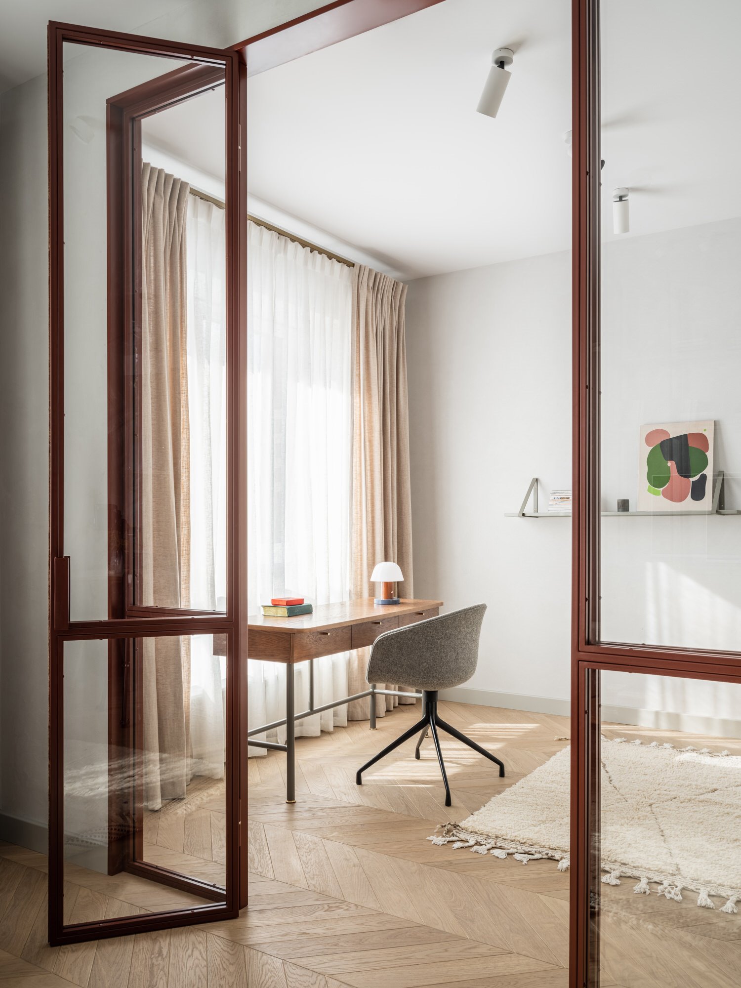 Piso moderno totalmente reformado en Moscu estudio con puertas de cristal
