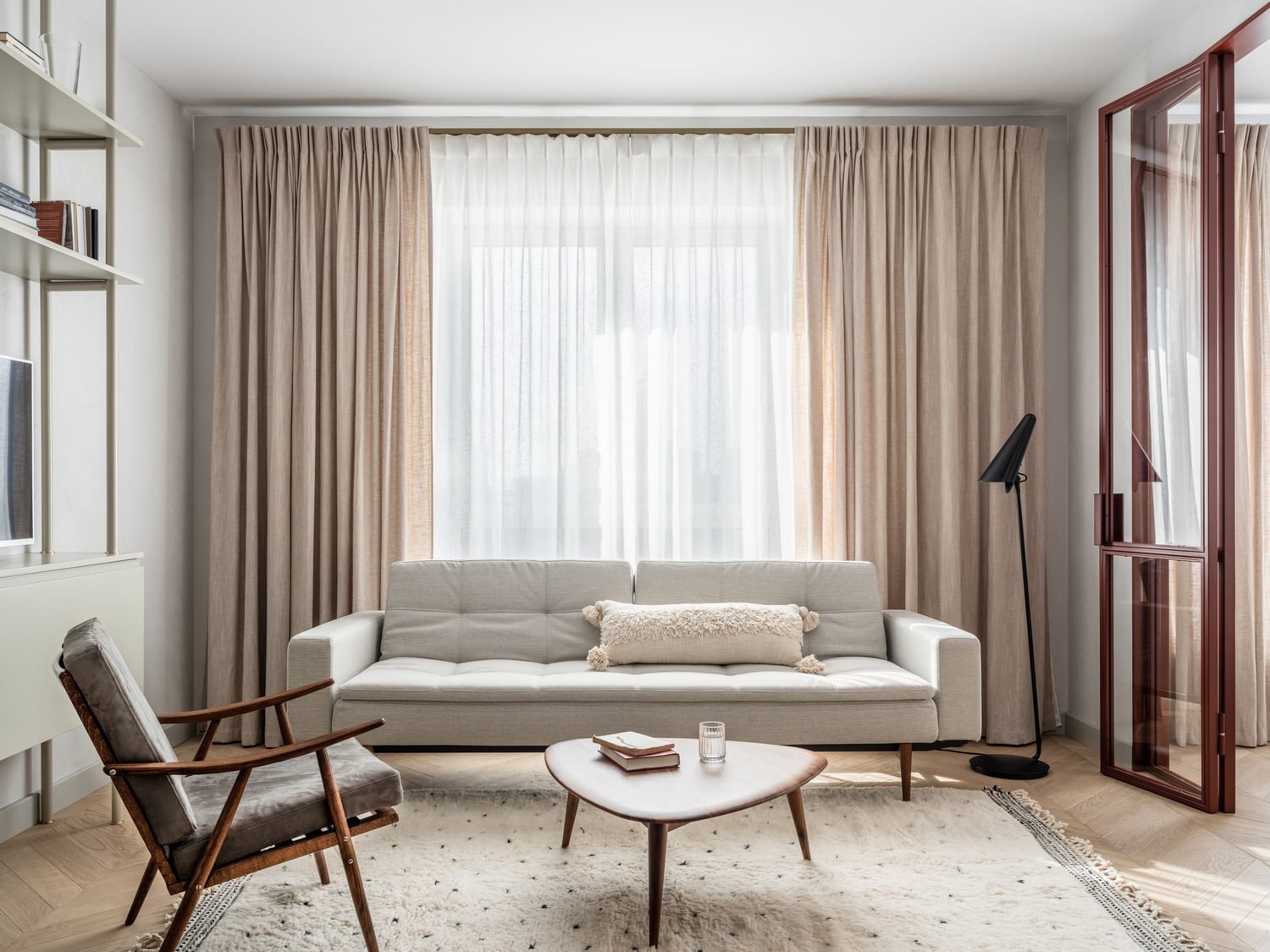 Piso moderno totalmente reformado en Moscu salon con sofa gris
