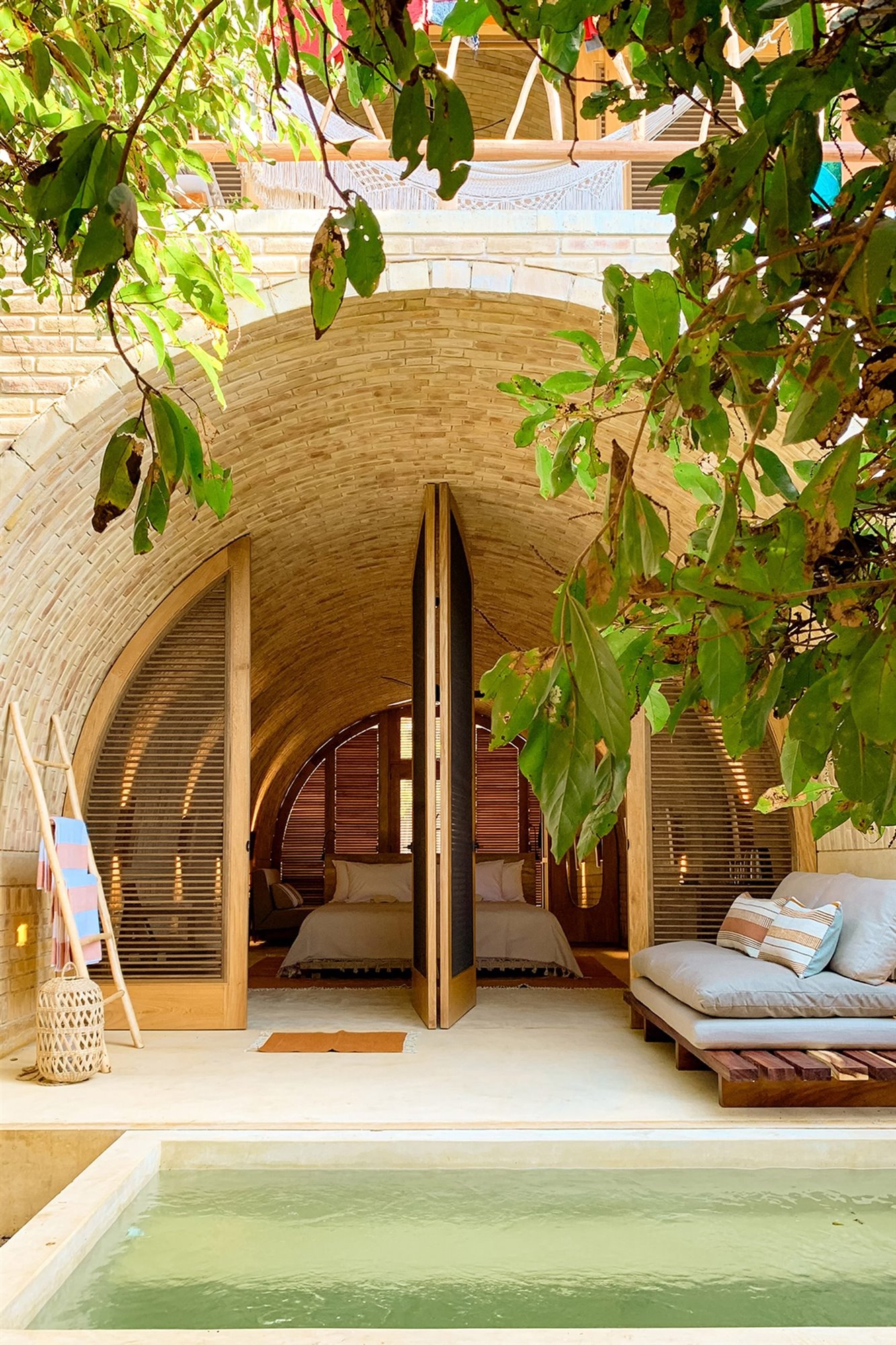 Resort en Mexico Oaxaca de hormigon con una piscina redonda entra habitaciones