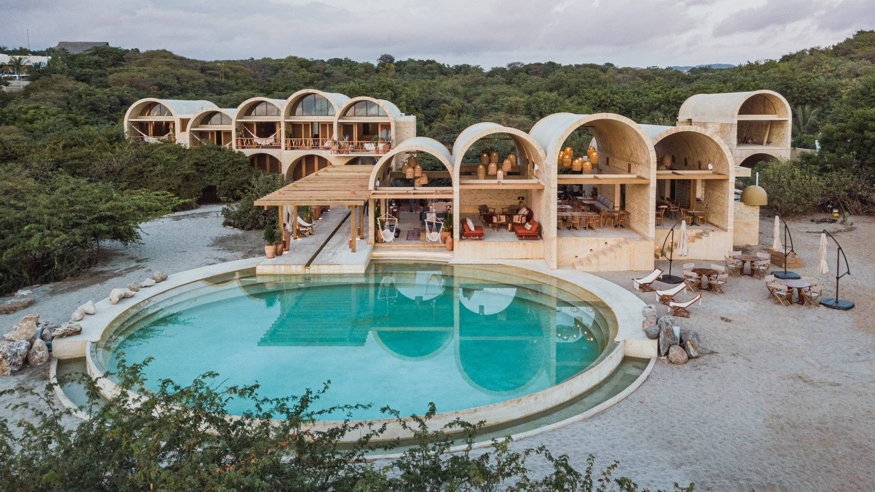 Resort en Mexico Oaxaca de hormigon con una piscina redonda exterior