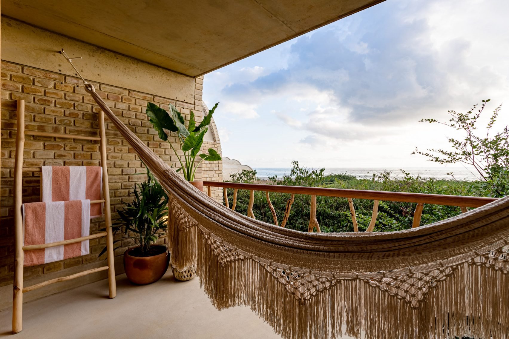 Resort en Mexico Oaxaca de hormigon con una piscina redonda terraza hamaca