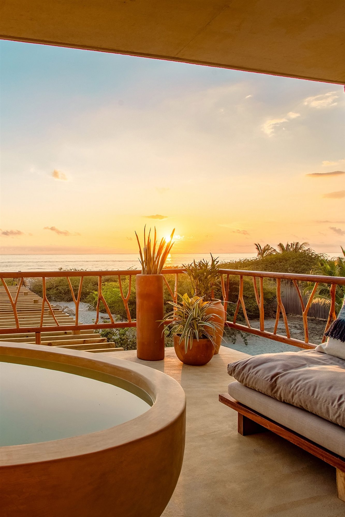 Resort en Mexico Oaxaca de hormigon con una piscina redonda vista atardecer