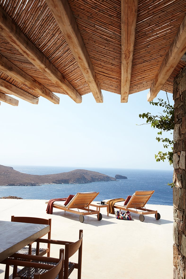 Terraza en una casa diseñada por George Sinas sobre un acantilado en Sérifos, Grecia