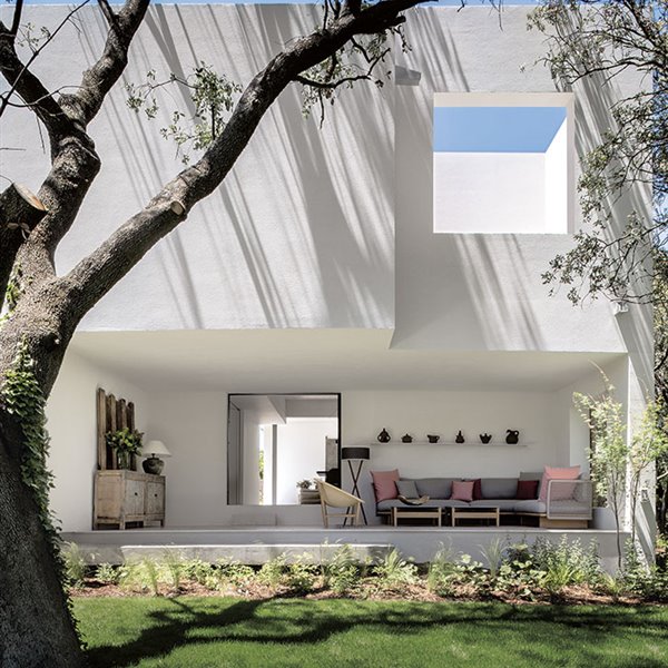 Volumen, geometría y dinamismo, los pilares de esta casa con alma contemporánea 