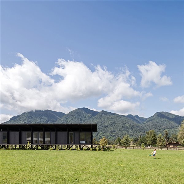 Esta casa prefabricada de madera "flota" sobre el campo en Chile